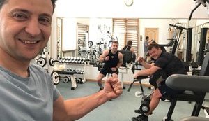 "Хоч гантелі не вкрали": Зеленський опублікував фотографію тренування в АП з Богданом. ФОТО
