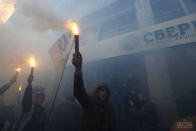 У центрі Києва замурували вхід у Сбербанк Росії 12