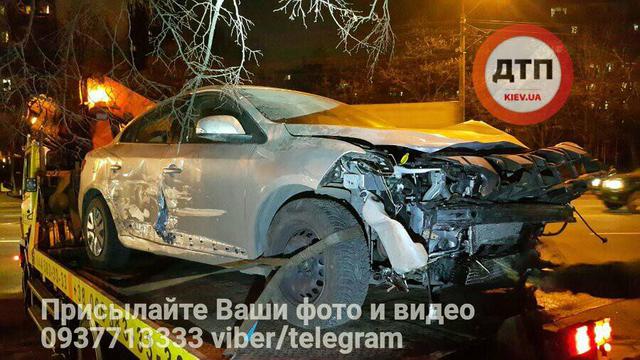 Легковушка в Киеве влетела в остановку 09