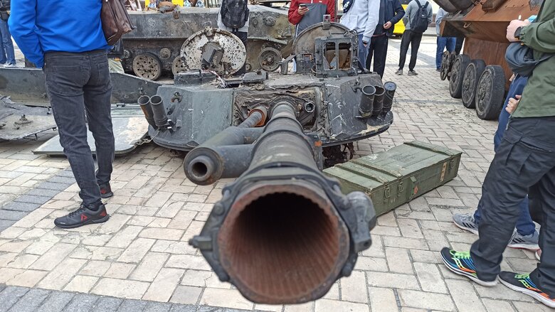 Танк, БМД та Тигр: В центрі Києва відкрилась виставка демілітаризованої техніки російських окупантів 10