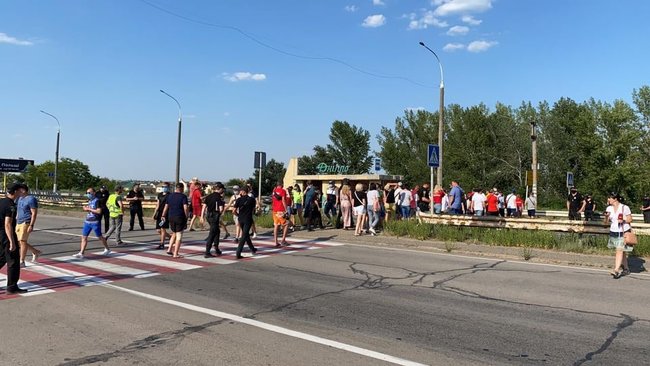 Незадоволені карантинними обмеженнями працівники розважальних закладів перекривали міст через Дніпро в Херсонській області 01