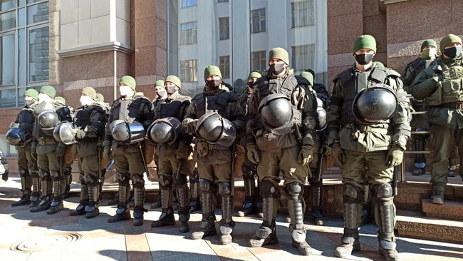 Полізеш до мови - отримаєш на горіхи: активісти пікетують ВР на знак протесту проти змін до закону про державну мову 03