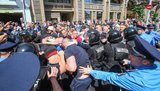 "Беркут" помогал бритоголовым гопникам избивать людей. Новые ФОТО
