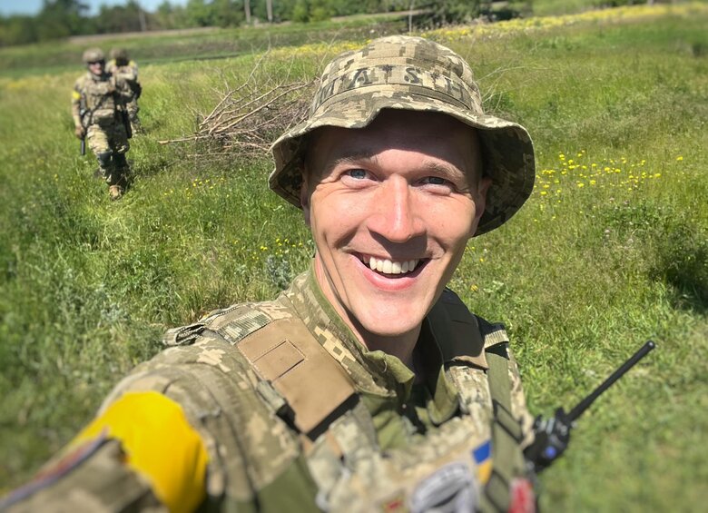 Юрій Гудименко: Мене посікло по діагоналі. Я не міг навіть повзти. Сірко протягнув мене 10 метрів і розуміє, що він тягне повз тіло свого мертвого старшого брата, і кричить 04