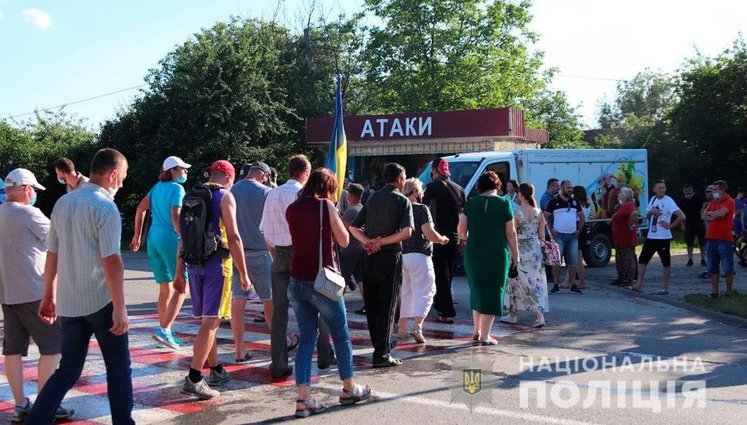 Протести проти переділу районів у Чернівецькій області: мешканці Хотина перекрили трасу, в сутичках постраждав поліцейський. ВІДЕО+ФОТОрепортаж