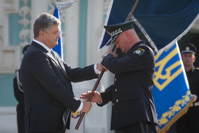 Порошенко вручив Нацполіції президентський штандарт 01