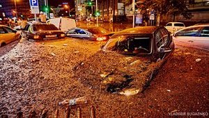 Потоп у центрі Києва: машини по вікна у воді і людина на капоті. Видовищний ФОТОрепортаж