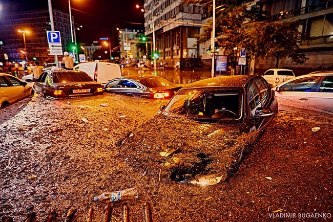 Потоп в центре Киева: машины по окна в воде и человек на капоте 01