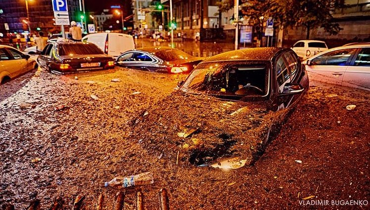 Потоп у центрі Києва: машини по вікна у воді і людина на капоті. Видовищний ФОТОрепортаж