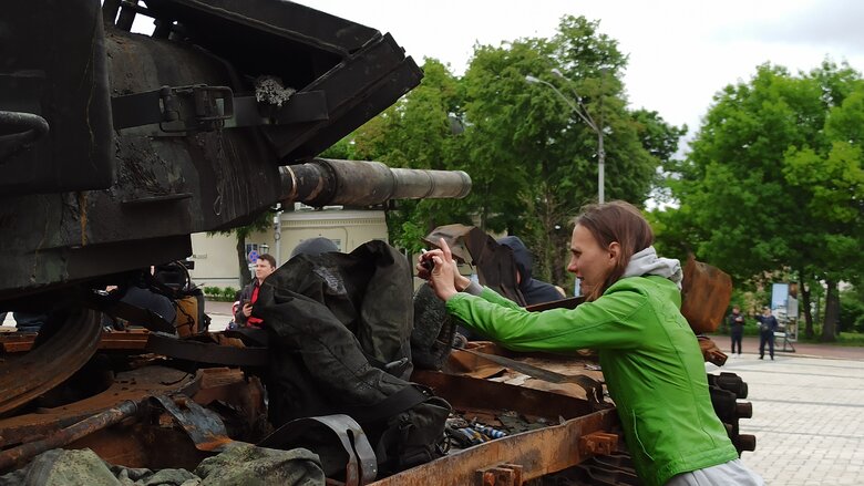 Танк, БМД та Тигр: В центрі Києва відкрилась виставка демілітаризованої техніки російських окупантів 03