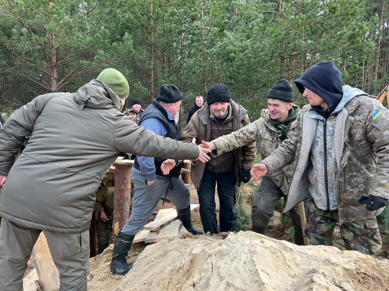 На півночі Рівненщини облаштовують оборонні позиції 03