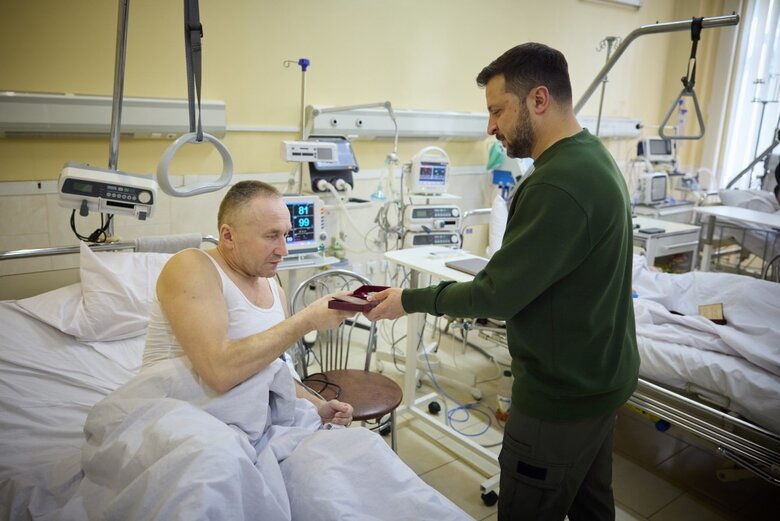 Зеленський нагородив поранених військових у Чернівцях