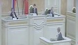 "Садись давай. Садись, тебе говорят", - петербургскому депутату Резнику отключили микрофон на словах о Навальном. ВИДЕО