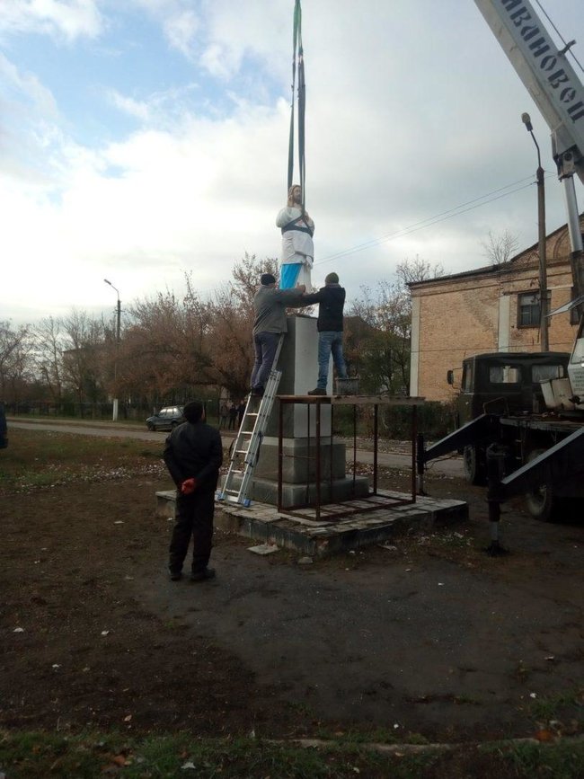 Вместо памятника Ленину в Бердянском районе установили скульптуру Христа 01
