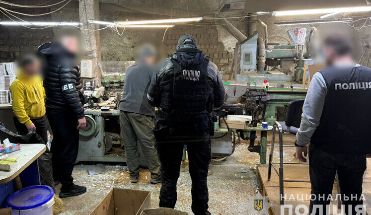 Продавали цигарки під логотипами відомих брендів: у Чернівецькій області викрито підпільну тютюнову фабрику з обсягом виробництва 50 000 пачок на добу, - Нацполіція. ФОТОрепортаж