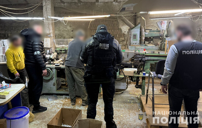 У Чернівецькому районі викрили масштабну підпільну тютюнову фабрику