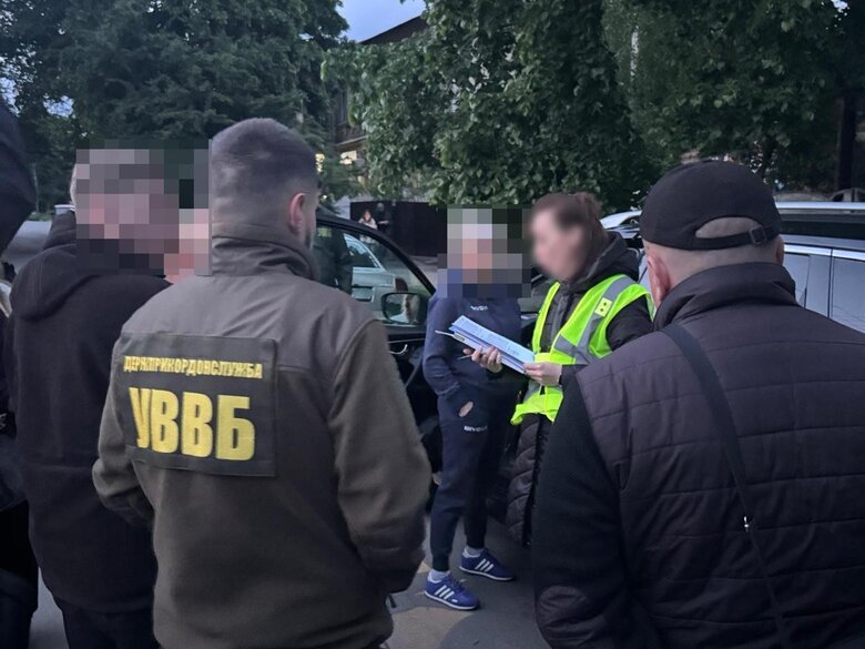 На Вінниччині вчителька організувала нелегальний виїзд за $16 тисяч