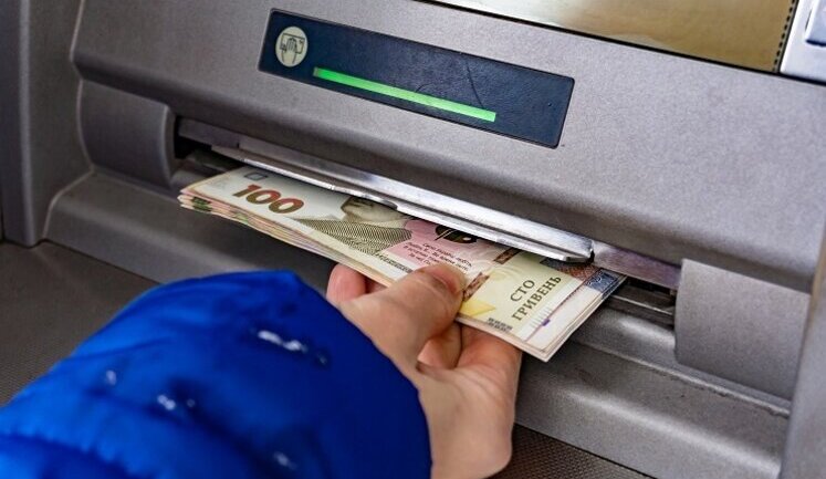 Українцям блокуватимуть картки за зняття готівки?
