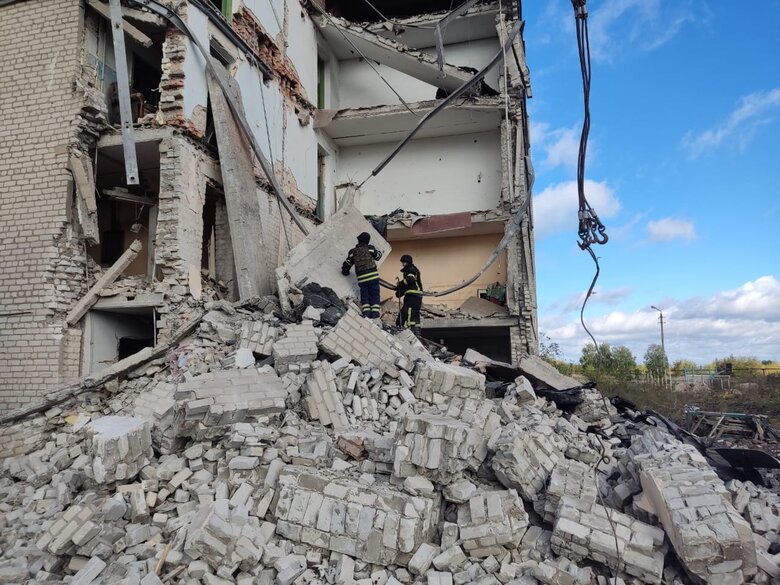 Последствия ракетного удара россиян по Часовому Яру: разрушен подъезд общежития, продолжаются спасательные работы 06 Последствия ракетного удара россиян по Часовому Яру: разрушен подъезд общежития, продолжаются спасательные работы 06