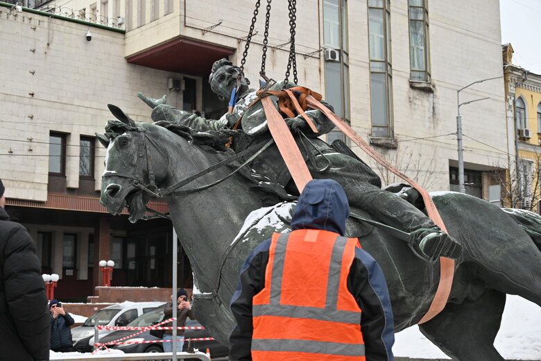 Демонтаж памятника Щорсу в центре Киева 05