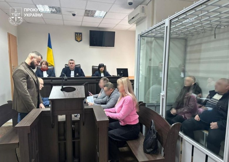 Двох чоловіків засуджено до довічного за вбивство дитини і жінки