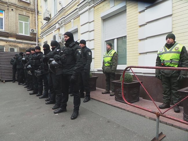 Корупціонер на смітті: под ВАКС проходит акция против Садового 05