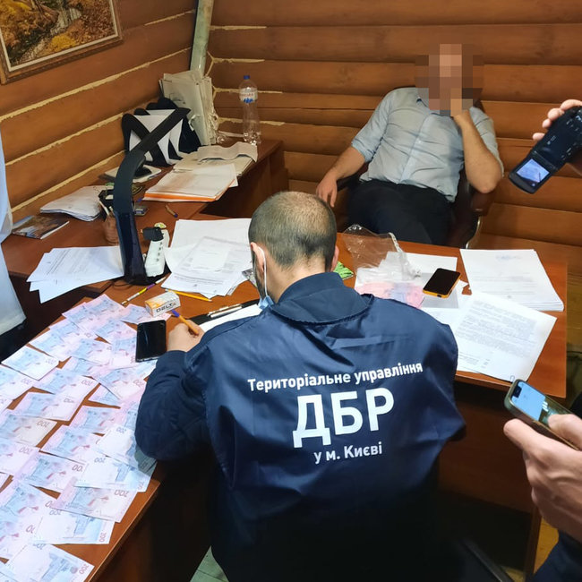 У Києві на одержанні хабарів затримали керівників парків Конча-Заспа та Голосіївський 03