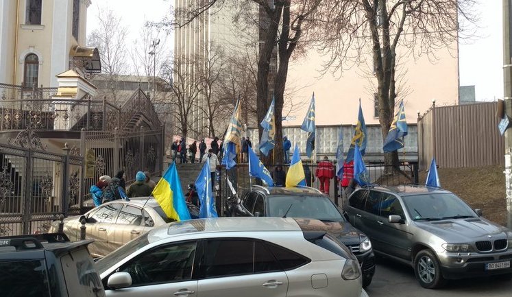 Activists gather outside Solomianskyi courthouse to wait for Nasirov's arrest. PHOTOS