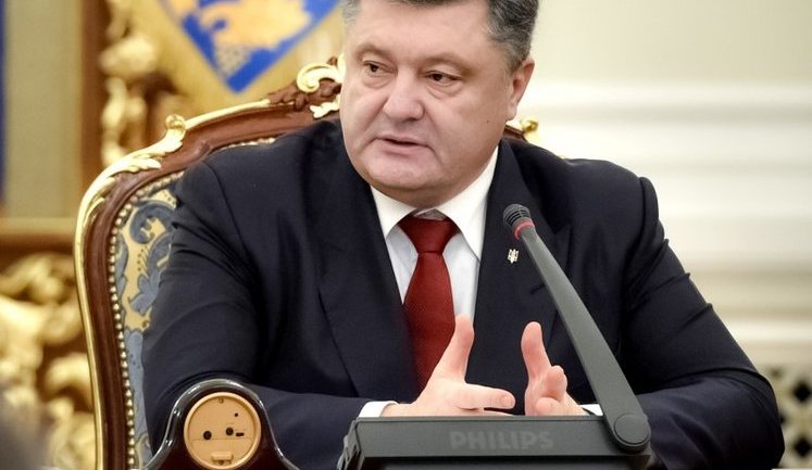 Poroshenko approves extension of amendments to Constitution consideration term by parliament