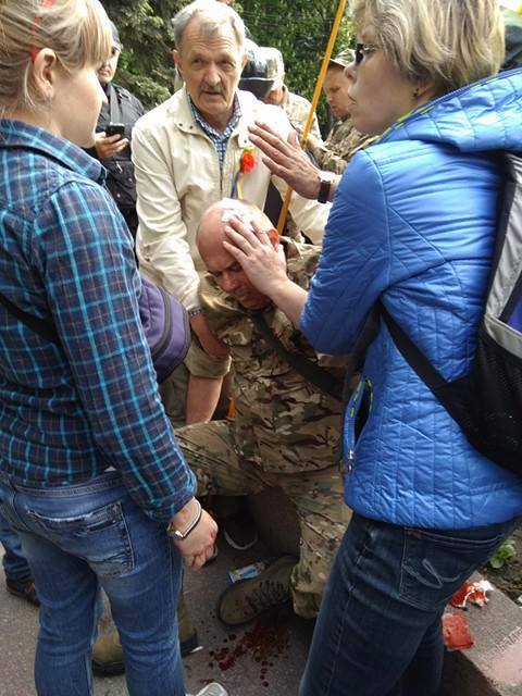 Вилкуловские титушки совместно с полицейскими избили защитников Украины в Днепре, - нардеп Денисенко 02