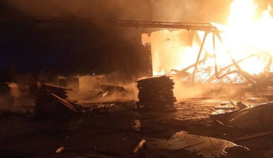 Рашисти атакували приватне підприємство на Житомирщині: виникла пожежа. ФОТОрепортаж