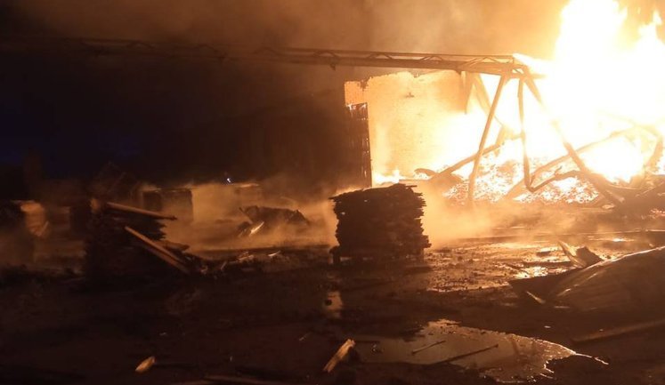 Рашисти атакували приватне підприємство на Житомирщині: виникла пожежа. ФОТОрепортаж