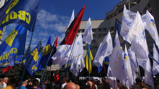 Шибениця, голова Леніна і бійки, - активісти пікетують КС з вимогою не скасовувати закон про люстрацію 13