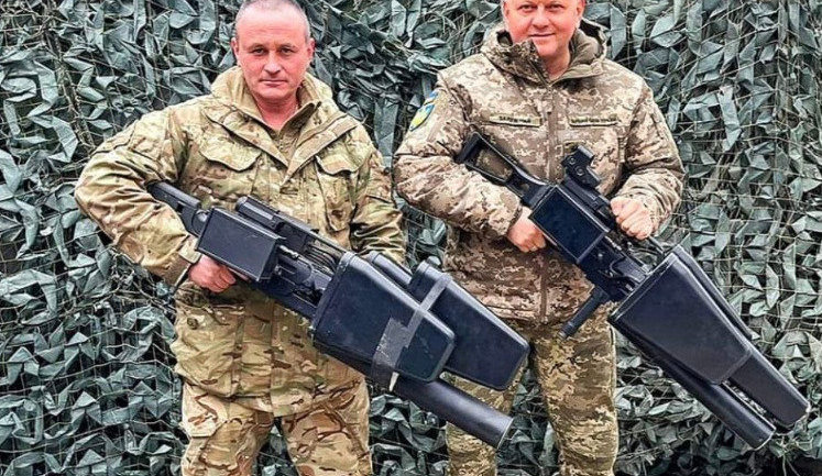 Доброволец Грек и главком ВСУ Залужный с привезенными волонтерами на фронт литовскими ручными системами РЭБ. ФОТО ДНЯ