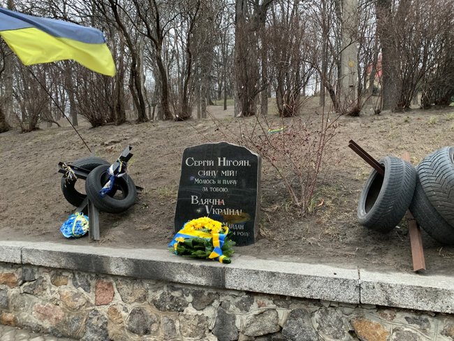 У память про героїв Небесної Сотні Нігояна і Жизневського були покладені квіти до місць їхньої загибелі, - ОП 01