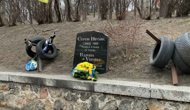 В память о героях Небесной Сотни Нигояне и Жизневском были возложены цветы к местам их гибели, - ОП. ФОТО