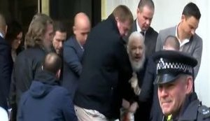 Полиция Лондона арестовала основателя Wikileaks Ассанжа. ВИДЕО