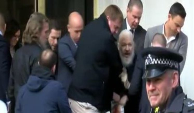 Полиция Лондона арестовала основателя Wikileaks Ассанжа. ВИДЕО