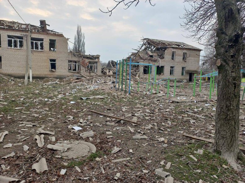 Последствия попадания ракет в гимназию под Запорожьем 01