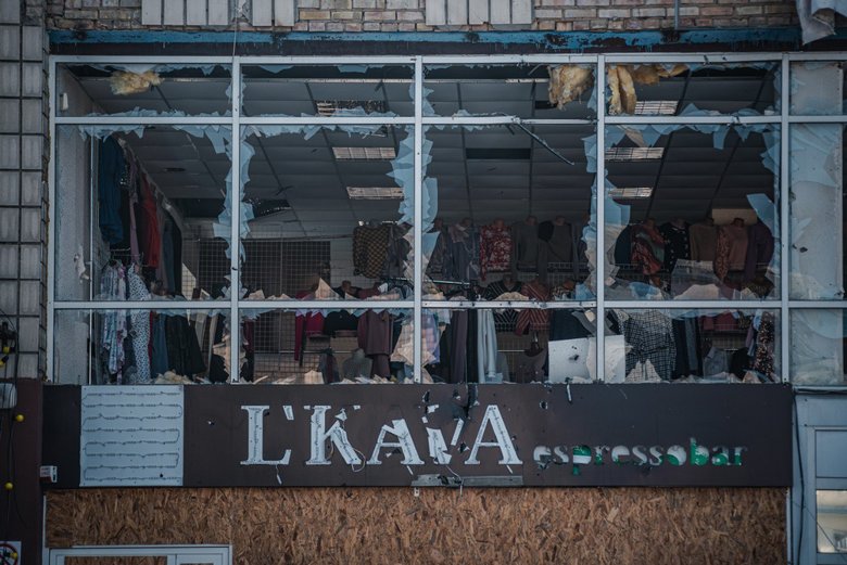Розчавлені танками автомобілі та знищені вщент багатоповерхівки: найзруйнованіше місто Київщини Бородянка 24