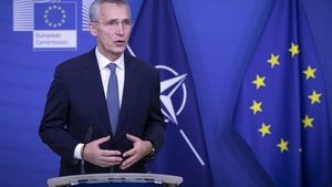 Росія самостверджується, використовуючи військову міць проти України, - Столтенберг