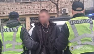 Чоловік стріляв зі стартового пістолета у Чернігові: його затримано, постраждалих немає (оновлено). ФОТОрепортаж