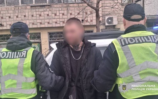 Чоловік стріляв зі стартового пістолета у Чернігові: його затримано, постраждалих немає (оновлено). ФОТОрепортаж