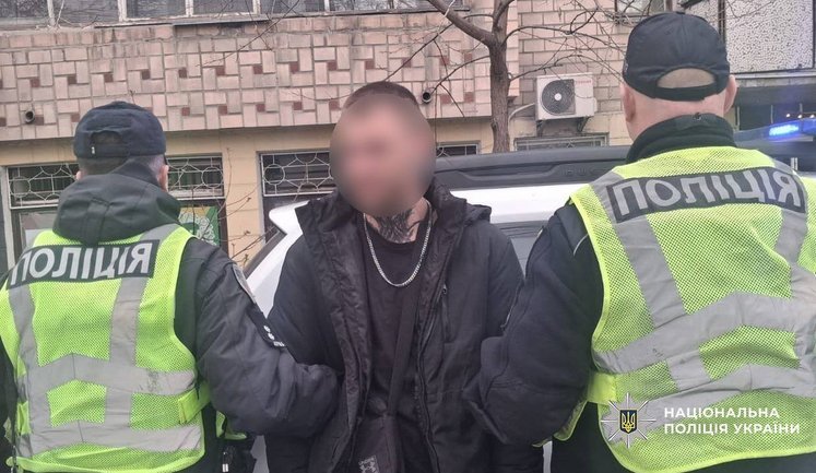 Чоловік стріляв зі стартового пістолета у Чернігові: його затримано, постраждалих немає (оновлено). ФОТОрепортаж