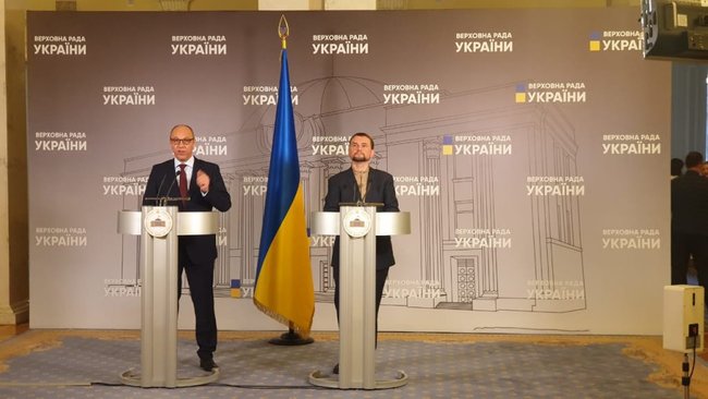 Слуги народу навмисно затягують приведення до присяги Вятровича, - Парубій 01