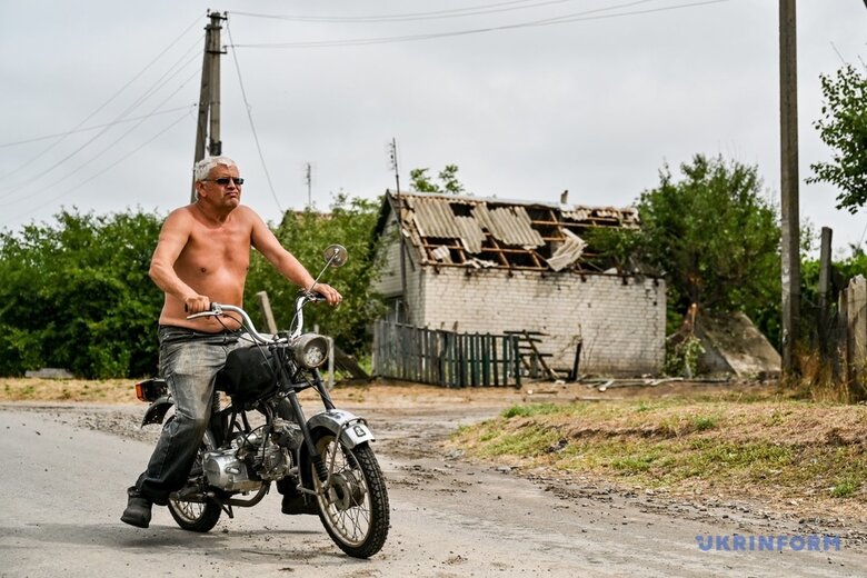 Школа без крыши, дома без окон: войска РФ два дня подряд обстреливают село под Запорожьем 04