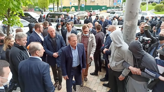 Медведчук прибув до Печерського райсуду Києва на розгляд клопотання про обрання йому запобіжного заходу 06