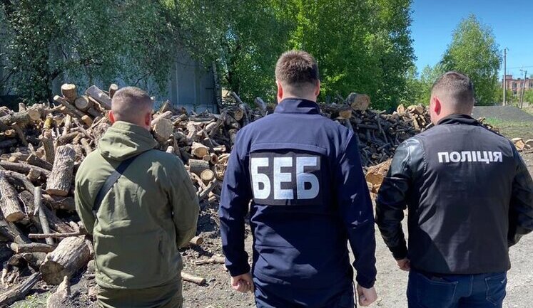 Розікрали 90 мільйонів на дровах для ЗСУ і накупили автівок та квартир: БЕБ викрило ще одну злочинну організацію