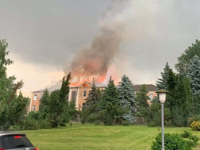 Будівля Благовіщенської РДА на Кіровоградщині згоріла від удару блискавки 01