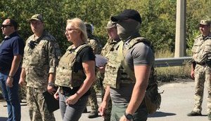 Терористи "ЛНР" передали українській стороні 54 громадян, які перебували у в'язницях ОРЛО, - Денісова. ФОТОрепортаж